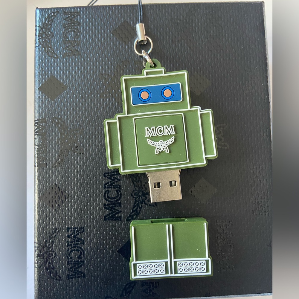 🔥MCM  Gifting keychain USB Robot, trendy Gift for your Man or young techie